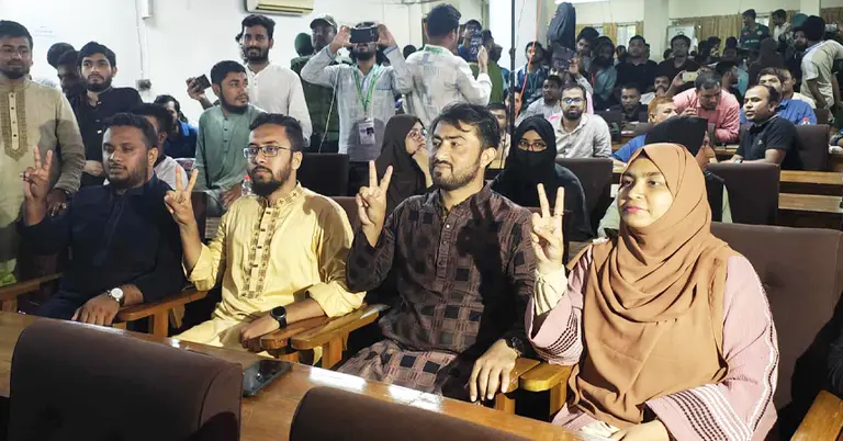 বাম থেকে এজিএস ফেরদৌস, জিএস মাজহারুল, ভিপি জিতু ও মেয়ে এজিএস মেঘলা
